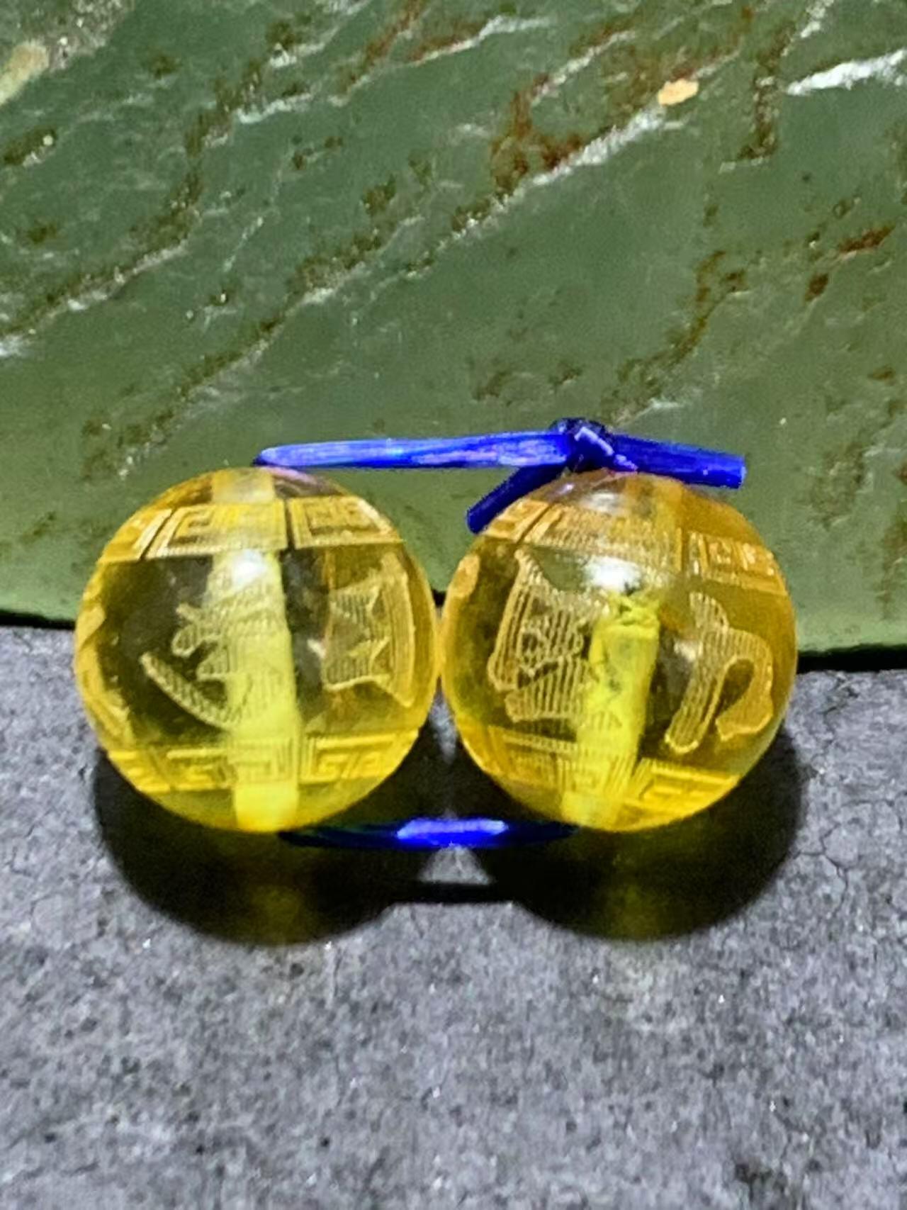 天然乌克兰原矿蜜蜡雕刻六字箴言腰珠两颗，