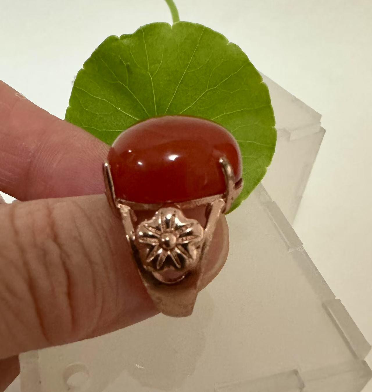 零元拍：南红玛瑙蛋面，都是十多年前的存货了，瓦西料，戒托可以忽略，就是普通合金。蛋面无裂纹理为缠丝纹，尺寸：戒面约13×15MM，因为拍照环境以及光线的变化，颜色以实物为准。