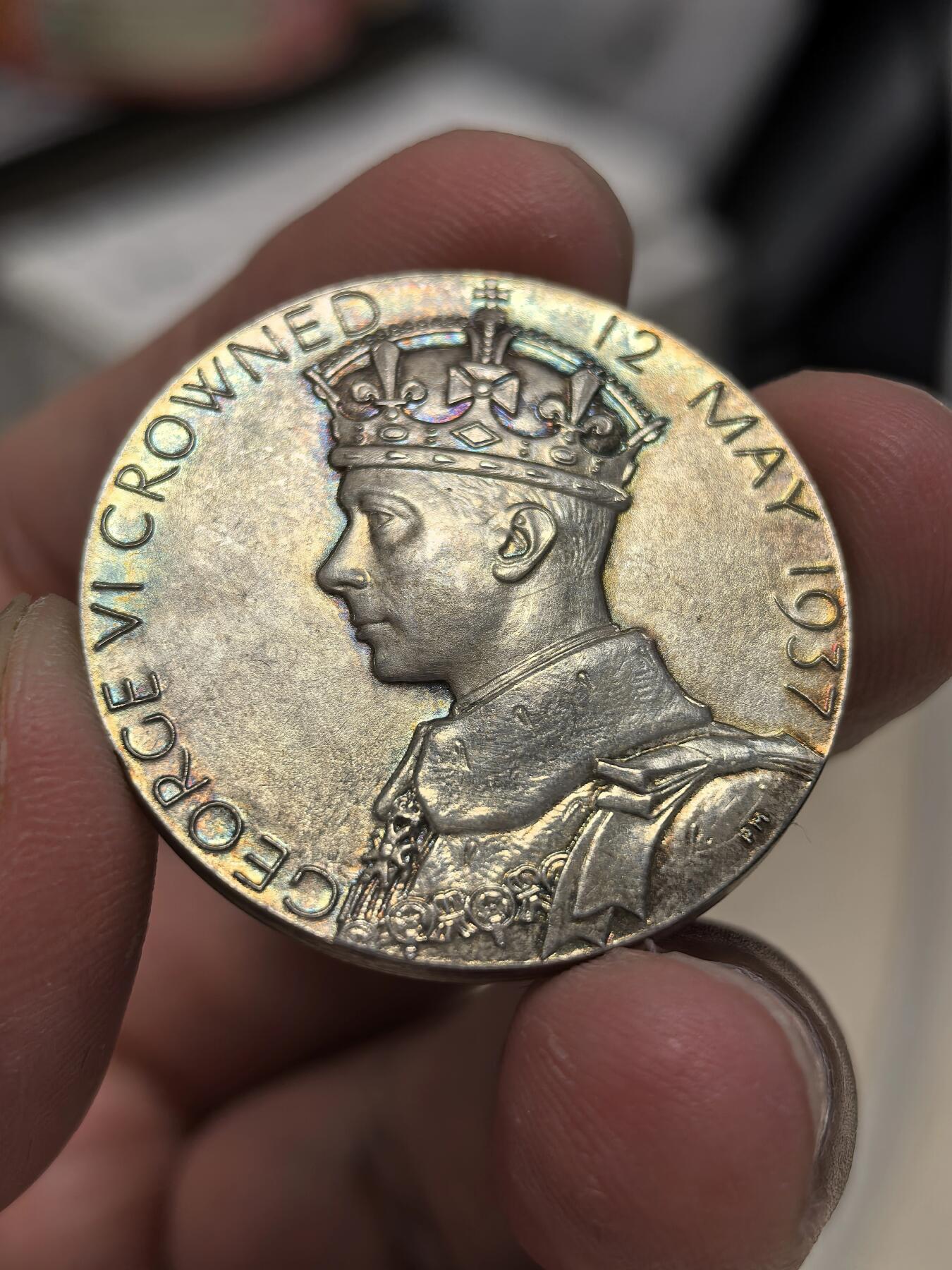博洋堂世界钱币拍卖第130期（全场包邮） 英国1937年乔治六世加冕银章，UNC五彩，带原始拍卖纸袋标签
