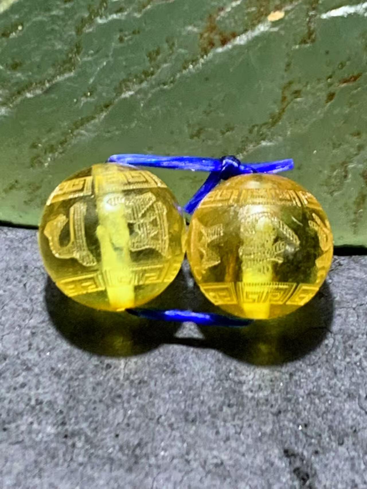 天然乌克兰原矿蜜蜡雕刻六字箴言腰珠两颗，