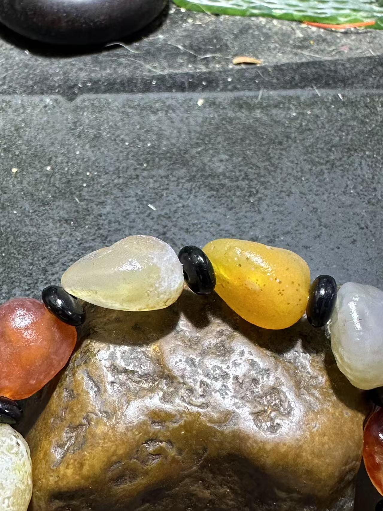 精美阿拉善玛瑙原石手串一条，，
