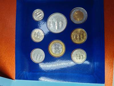 长老汇蛇年精选第二十场拍卖  2001圣马力诺里拉关门套币8枚卡装，含银币一枚