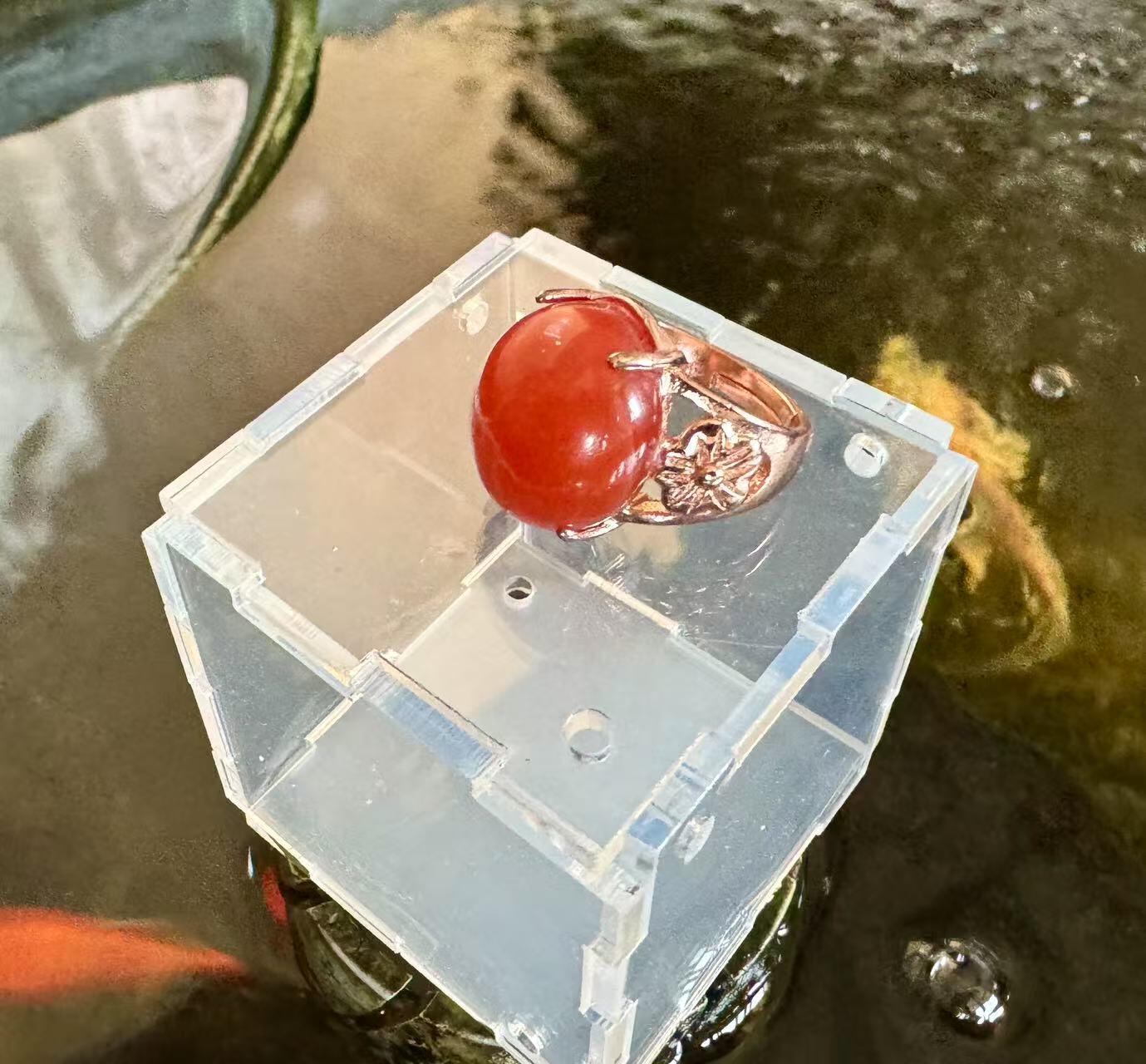 零元拍：南红玛瑙蛋面，都是十多年前的存货了，瓦西料，戒托可以忽略，就是普通合金。蛋面无裂纹理为缠丝纹，尺寸：戒面约13×15MM，因为拍照环境以及光线的变化，颜色以实物为准。
