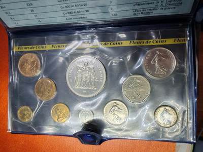 长老汇蛇年精选第二十场拍卖  1980法国10枚套原装大钱包，含50法郎大力神银币1枚，1980发行量最少的一年，大钱包已经很少见了