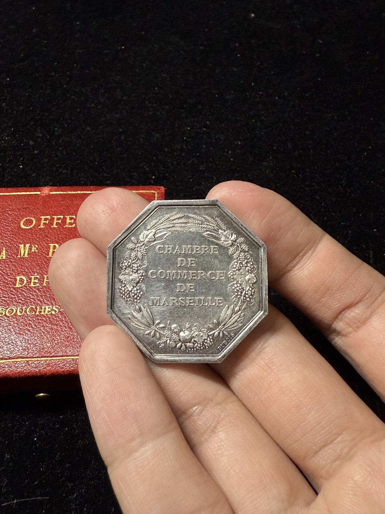 戎马世界章牌大赏第100期 法国马赛港八角银章，银制，原盒非常少见（原盒比章少的多）