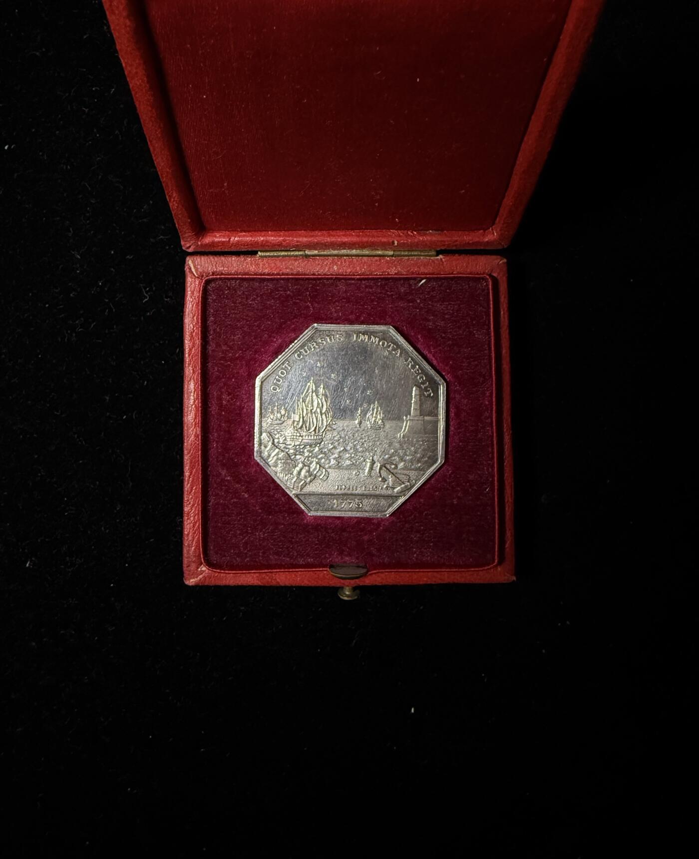 戎马世界章牌大赏第100期 法国马赛港八角银章，银制，原盒非常少见（原盒比章少的多）
