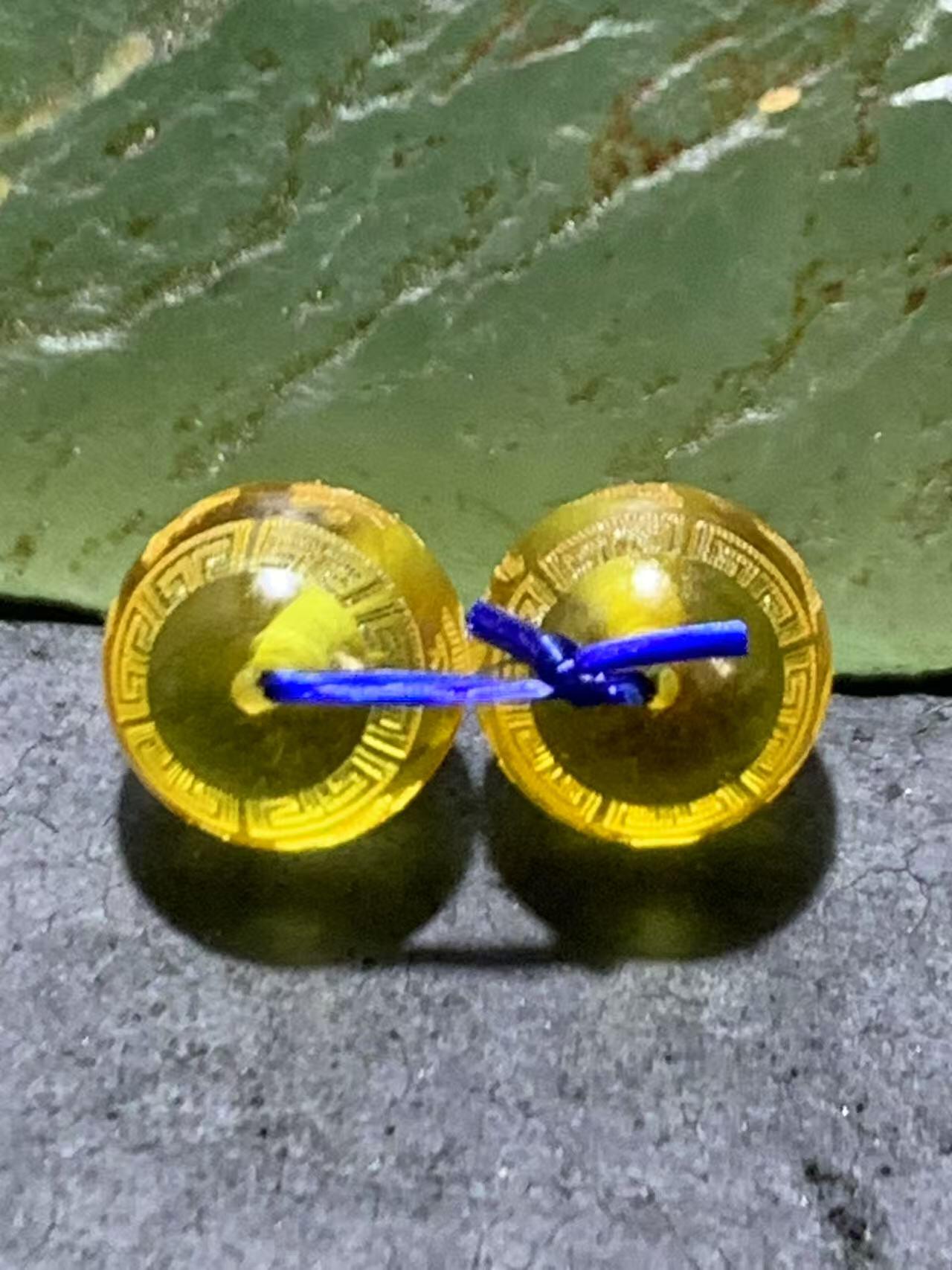 天然乌克兰原矿蜜蜡雕刻六字箴言腰珠两颗，