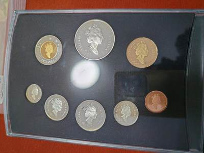 长老汇蛇年精选第二十场拍卖 2002加拿大女王在位50周年特别版8枚精制套币，其中6枚银币，盒证全，克书125美金