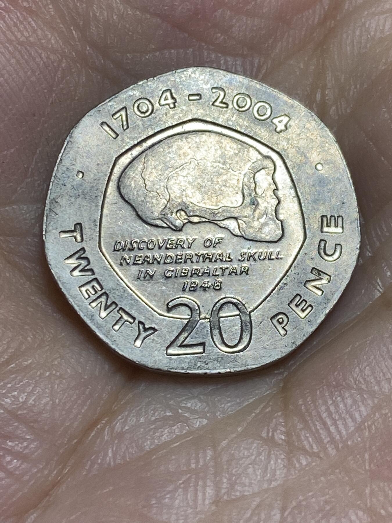 2025年第六十四场(总第九十场）外国好品散币(免佣金) 少见品种–英国直布罗陀🇬🇮2004单年份20便士(英国攻占直布罗陀300周年主题硬币，尼安德特人头骨)