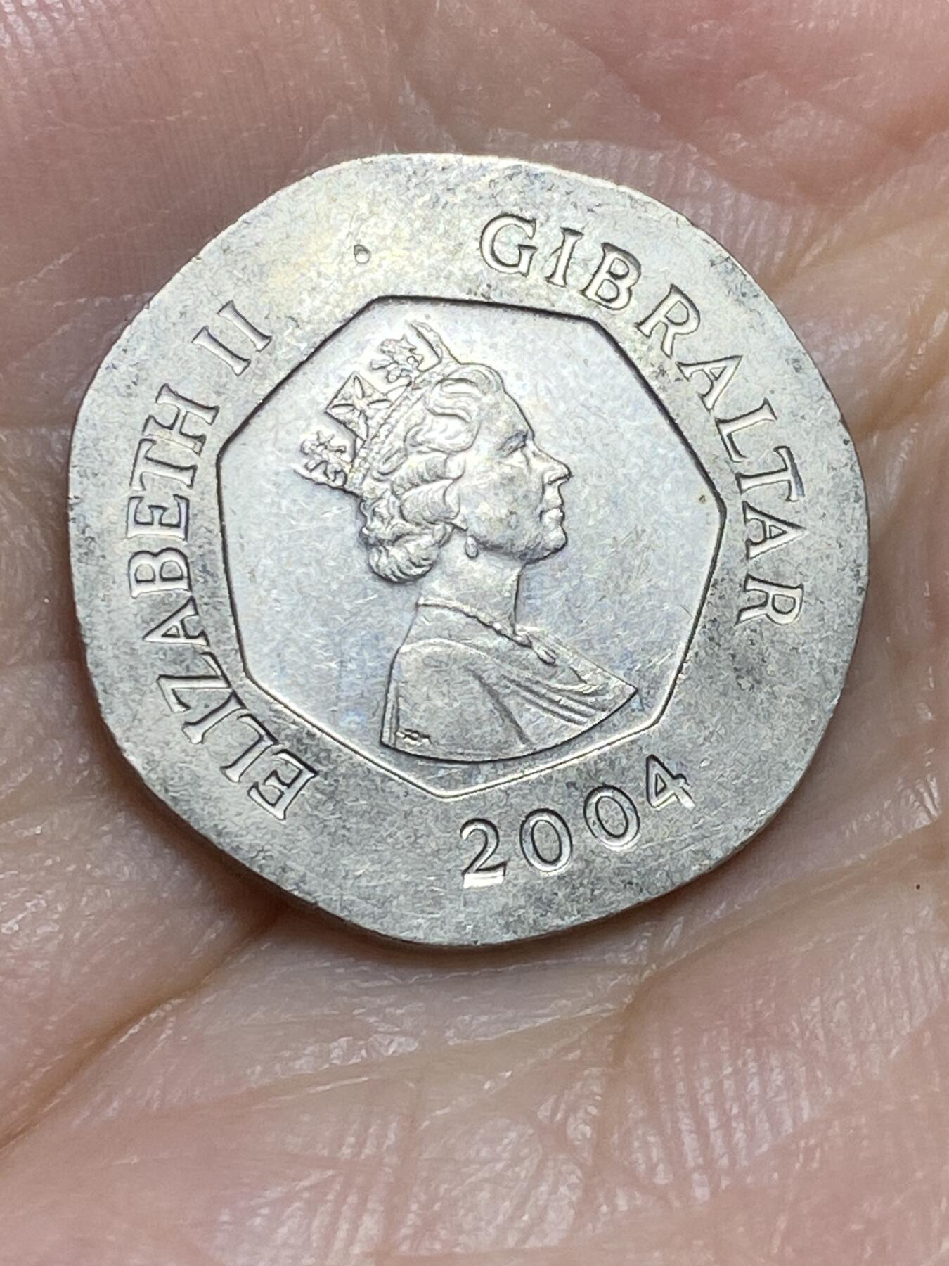 2025年第六十四场(总第九十场）外国好品散币(免佣金) 少见品种–英国直布罗陀🇬🇮2004单年份20便士(英国攻占直布罗陀300周年主题硬币，尼安德特人头骨)