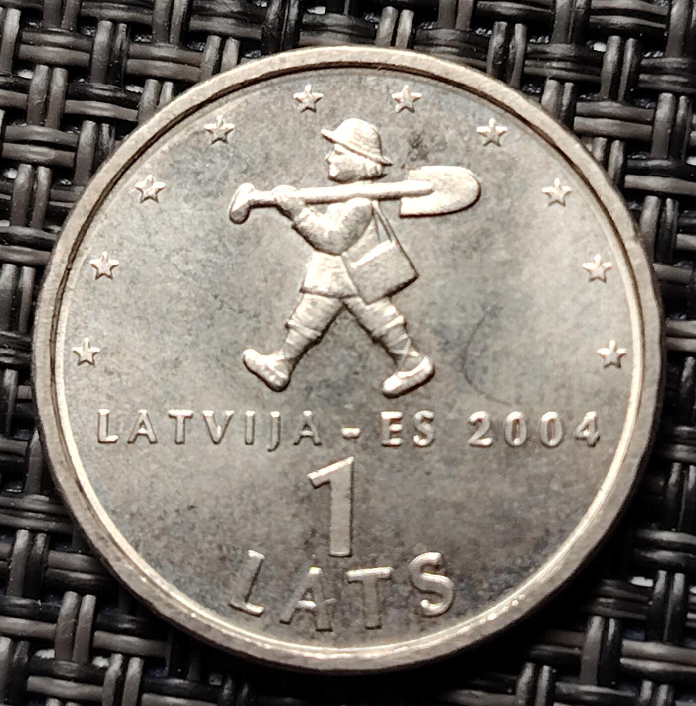 布加迪🐬～世界钱币(上海)🌾第 227 期 /  各国套币和散币 拉脱维亚🇱🇻 2004年 1拉特 带铲子的精灵