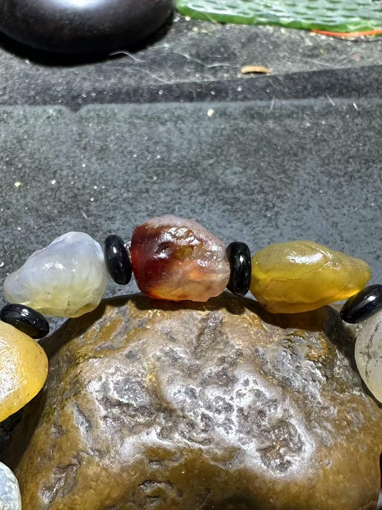 精美阿拉善玛瑙原石手串一条，，