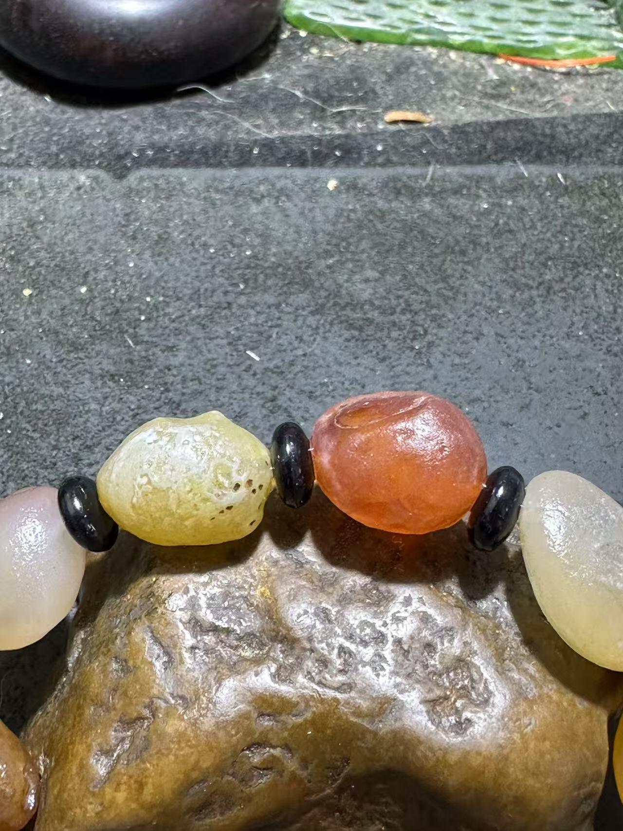 精美阿拉善玛瑙原石手串一条，，