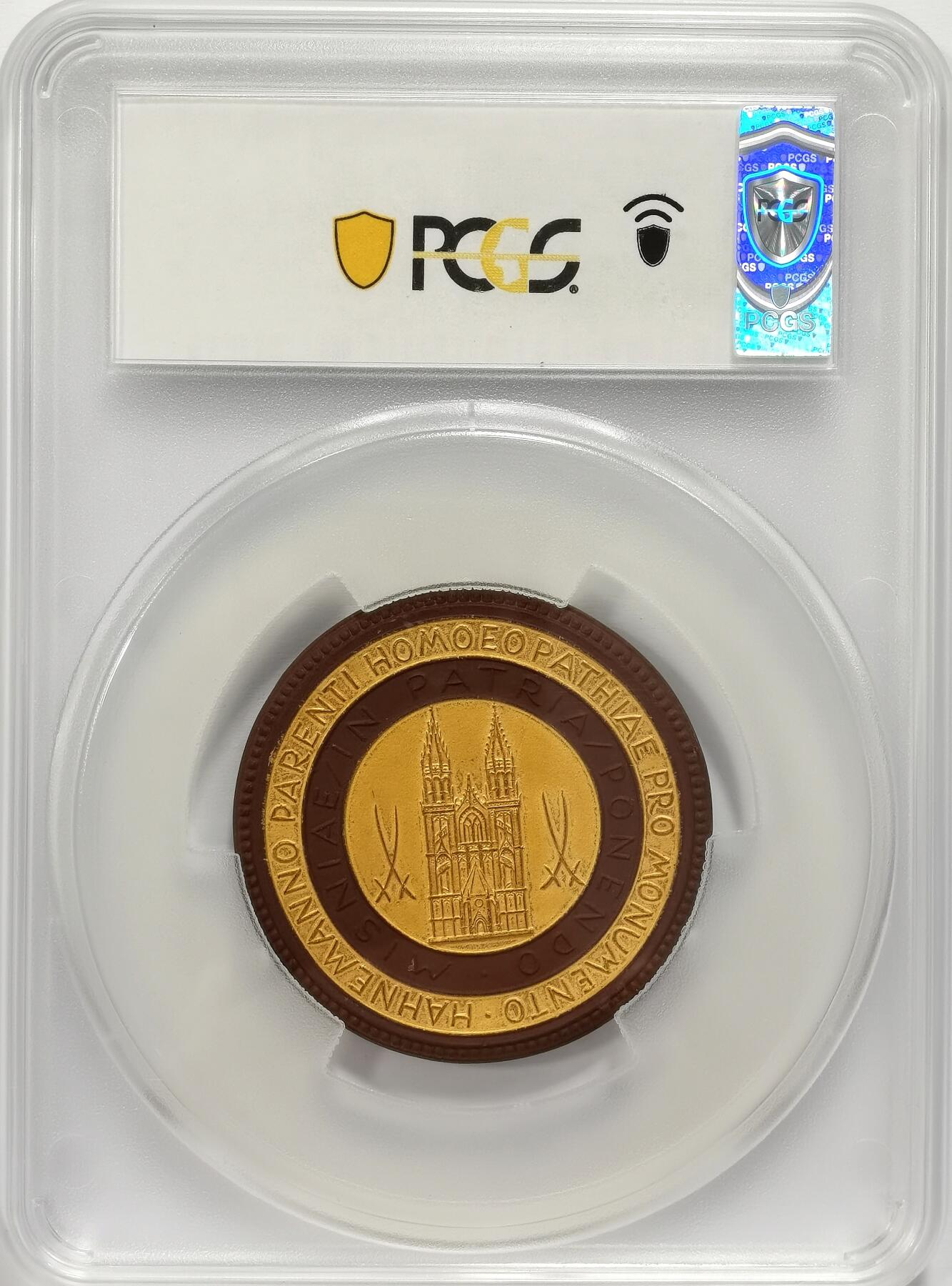 博洋堂世界钱币拍卖第130期（全场包邮） PCGS MS67 唯一冠军分数！一战时代德国棕色陶描金章一枚 非常有名的梅森陶瓷厂出品。纪念在一战中有贡献的一位医生，大尺寸陶章有67分高分极为难得，此枚描金保存极佳，视觉效果非常震撼。最近德系陶章也是外拍热门，类似题材和尺寸的陶章近期在SBP曾有一对660美元成交的记录