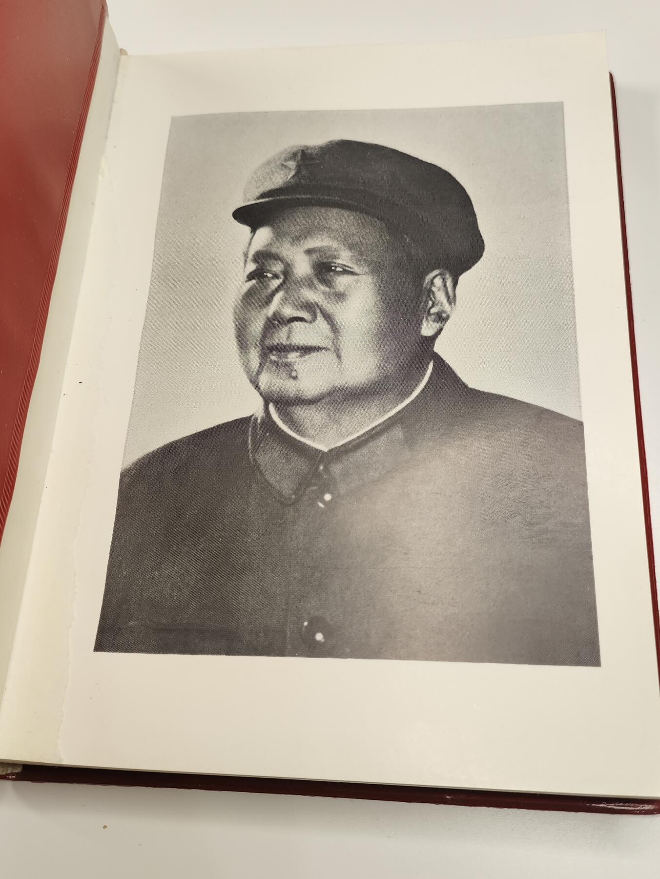 新时代收藏徽章红藏拍卖(第二十三场)  高级纸品集合 暑假快乐 总后卫生部学习雷锋/硬骨头六连先进集体与个人代表大会纪念册 与沈阳JQ学雷锋奖章 很少见 全国代表级 本子品相极好 里面有毛主席和华国锋画像和题词