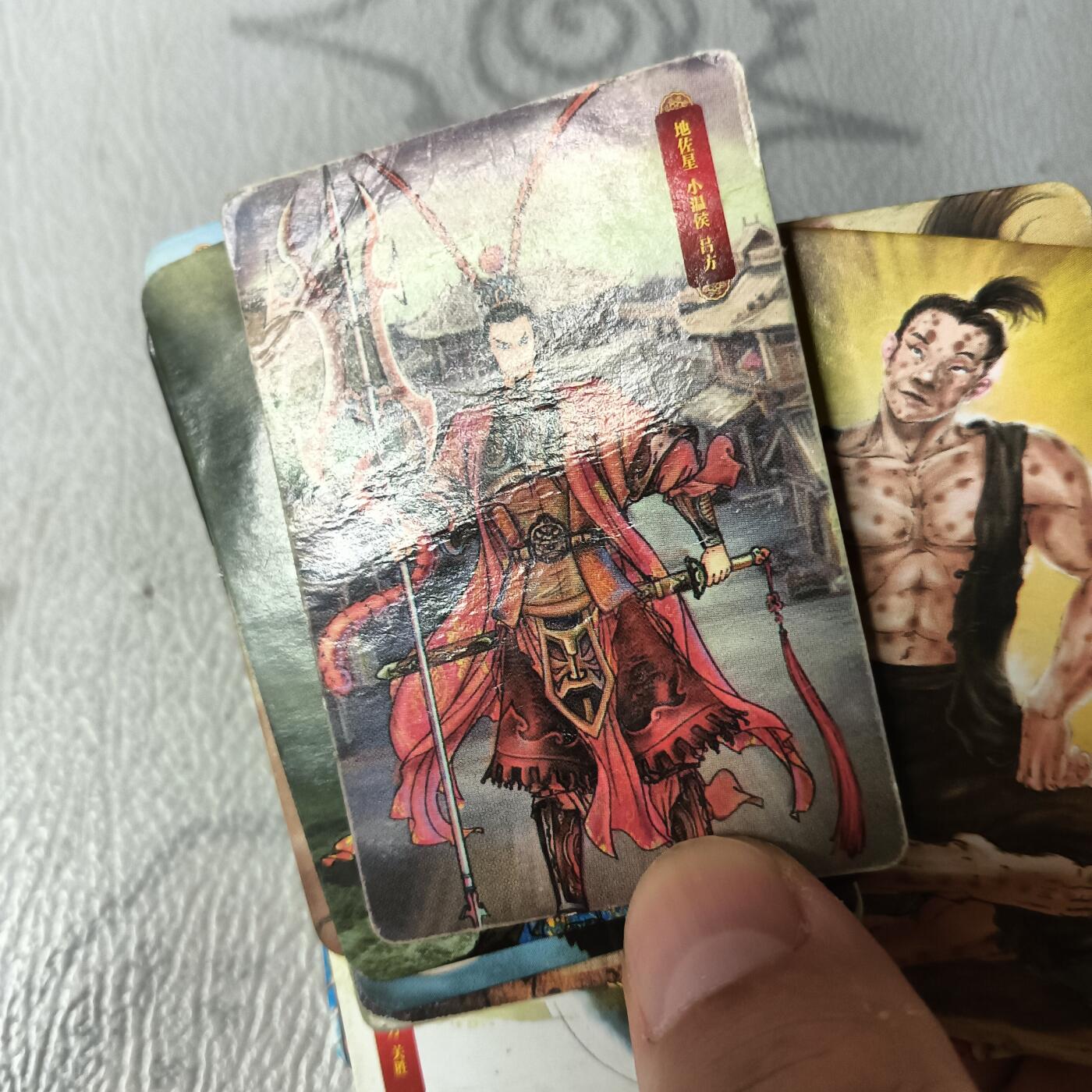 花开卡拍第30期（7月13号周日截拍，品控勿拍!!!拍品不寄存，运费5元，自制卡难免瑕疵，可能存在轻微撞角爆边等出厂瑕疵，品控介意勿拍！） 华丰水浒英雄传经典角色小卡20张，默认渣品有折痕白边等瑕疵