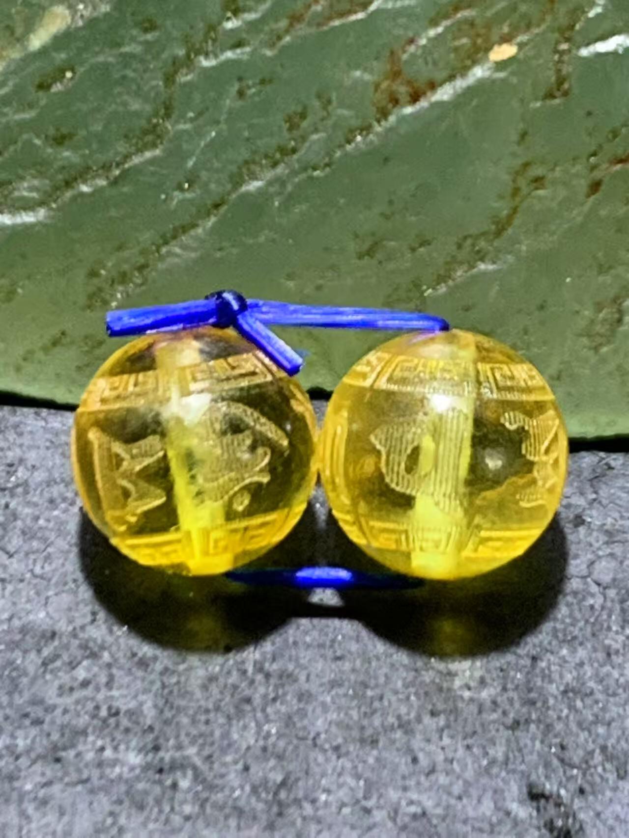 天然乌克兰原矿蜜蜡雕刻六字箴言腰珠两颗，