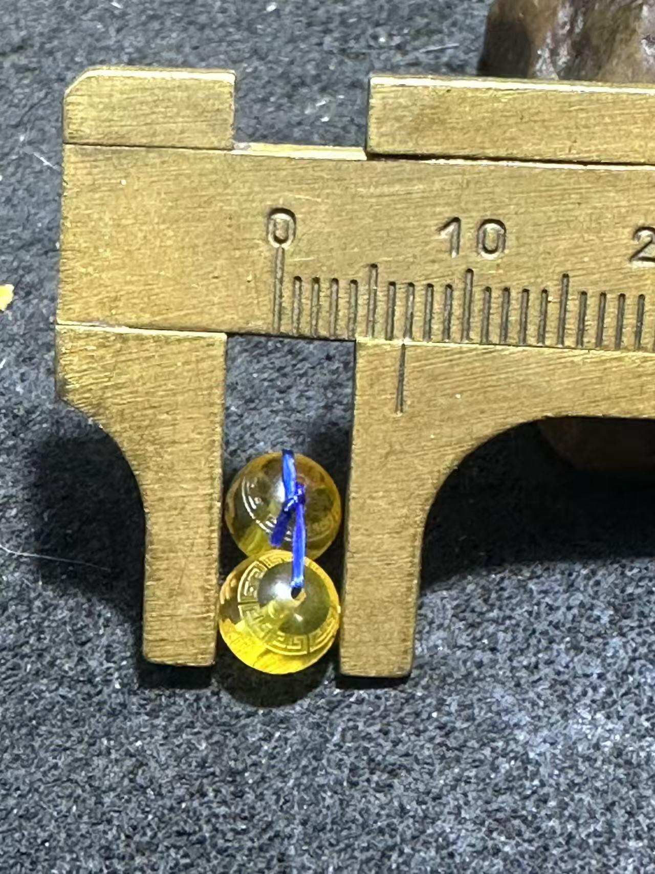 天然乌克兰原矿蜜蜡雕刻六字箴言腰珠两颗，