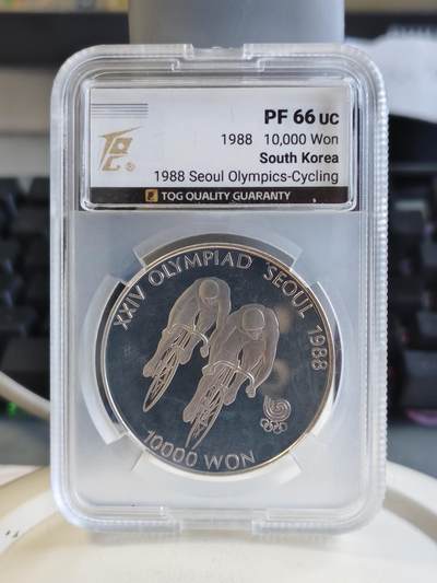 第165期拍卖【长期征集拍品】 - 韩国 1988年奥运-自行车 10000韩元 精制纪念银币TQG-PF66,925银，33.62克