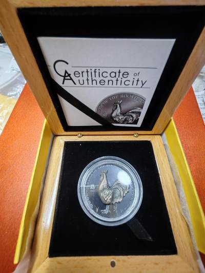 长老汇蛇年精选第二十场拍卖  瑕疵! 2017蒙古鸡年500图格里克超高浮雕精制银币，盒证全，2017枚。快递暴力，银鸡脱落。
