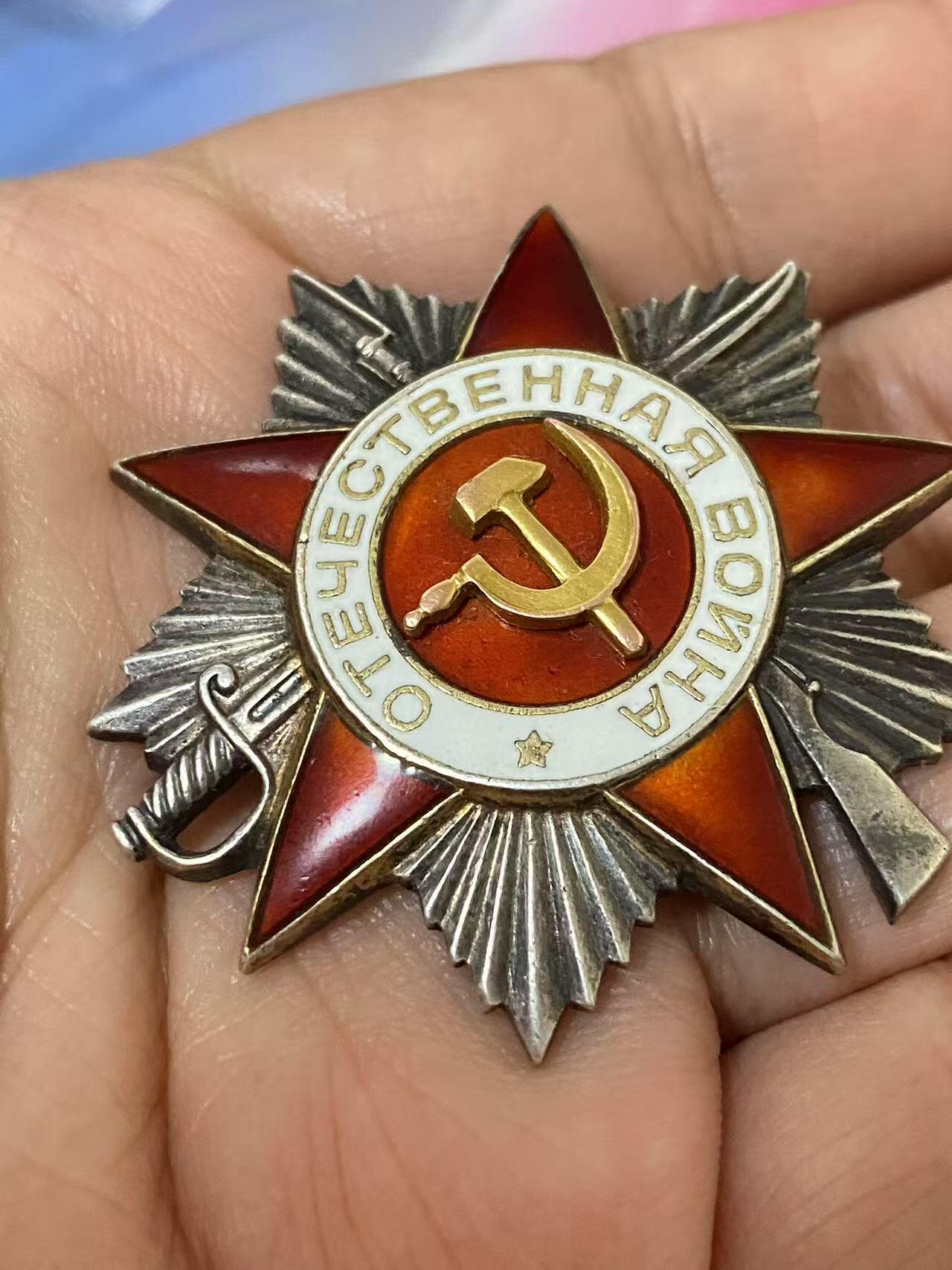 苏联勋章奖章7月18日晚上九点结束在麦稀奇 找不到的加我qq或者微信都是184277308备注苏章拍卖。最好加微信群每次都会通知还有提前可以一口价的 最近会持续拍卖一些东西。 苏联二级为国勋章 687676 好品无磕碰 轻微佩戴 Дедюкин Николай Павлович 1008步兵团机枪排指挥员 阻止敌军渗透 获得  故事不错