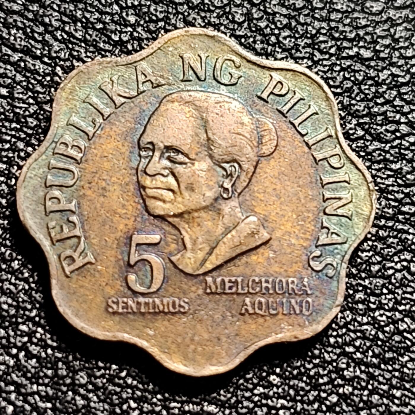 泉币菌-第50场-周末捡漏场 彩光 菲律宾1976年5分 革命之母梅尔乔拉·阿基诺 BSP版 黄铜币 19mm 