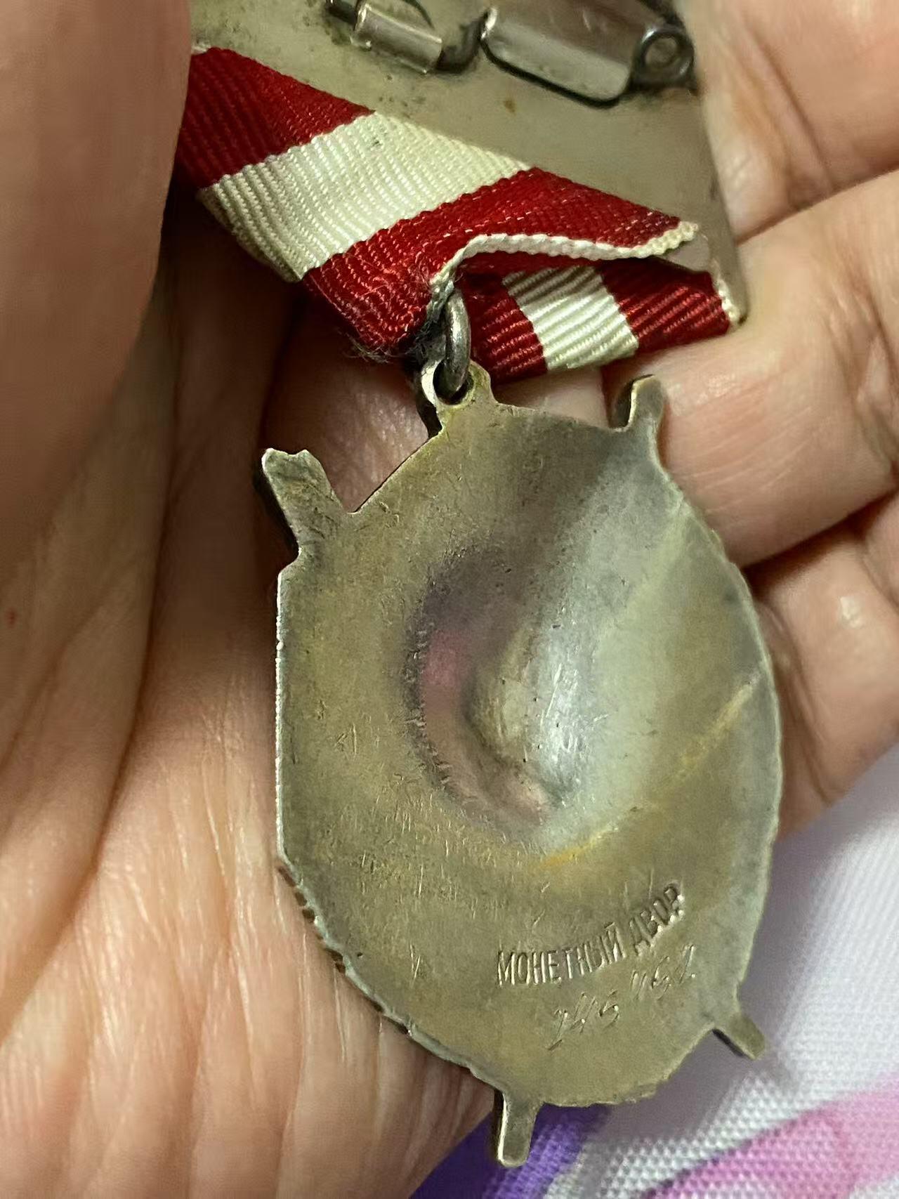 苏联勋章奖章7月18日晚上九点结束在麦稀奇 找不到的加我qq或者微信都是184277308备注苏章拍卖。最好加微信群每次都会通知还有提前可以一口价的 最近会持续拍卖一些东西。 苏联红旗勋章 2452452 空军 空中射手 无线电员 参与过对柏林等地的轰炸 平安归来。好品无磕碰 原环 白钢挂 Боковиков Николай Егорович 