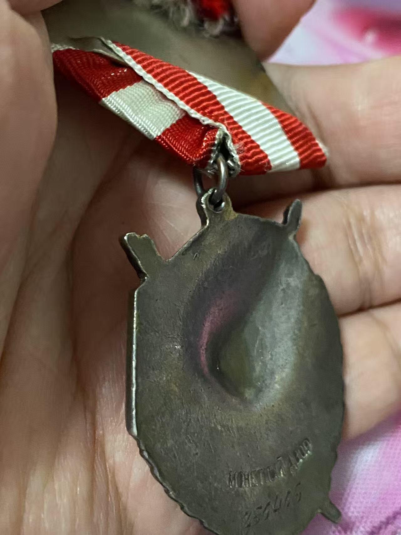 苏联勋章奖章7月18日晚上九点结束在麦稀奇 找不到的加我qq或者微信都是184277308备注苏章拍卖。最好加微信群每次都会通知还有提前可以一口价的 最近会持续拍卖一些东西。 苏联红旗勋章 256465 好品无磕碰 原环未开 白钢挂 底部珐琅底边缘 轻微小瑕疵  查不到档案 不是国芳布序列 应该是内物部或其他单位颁发。有渠道的可以再查查。