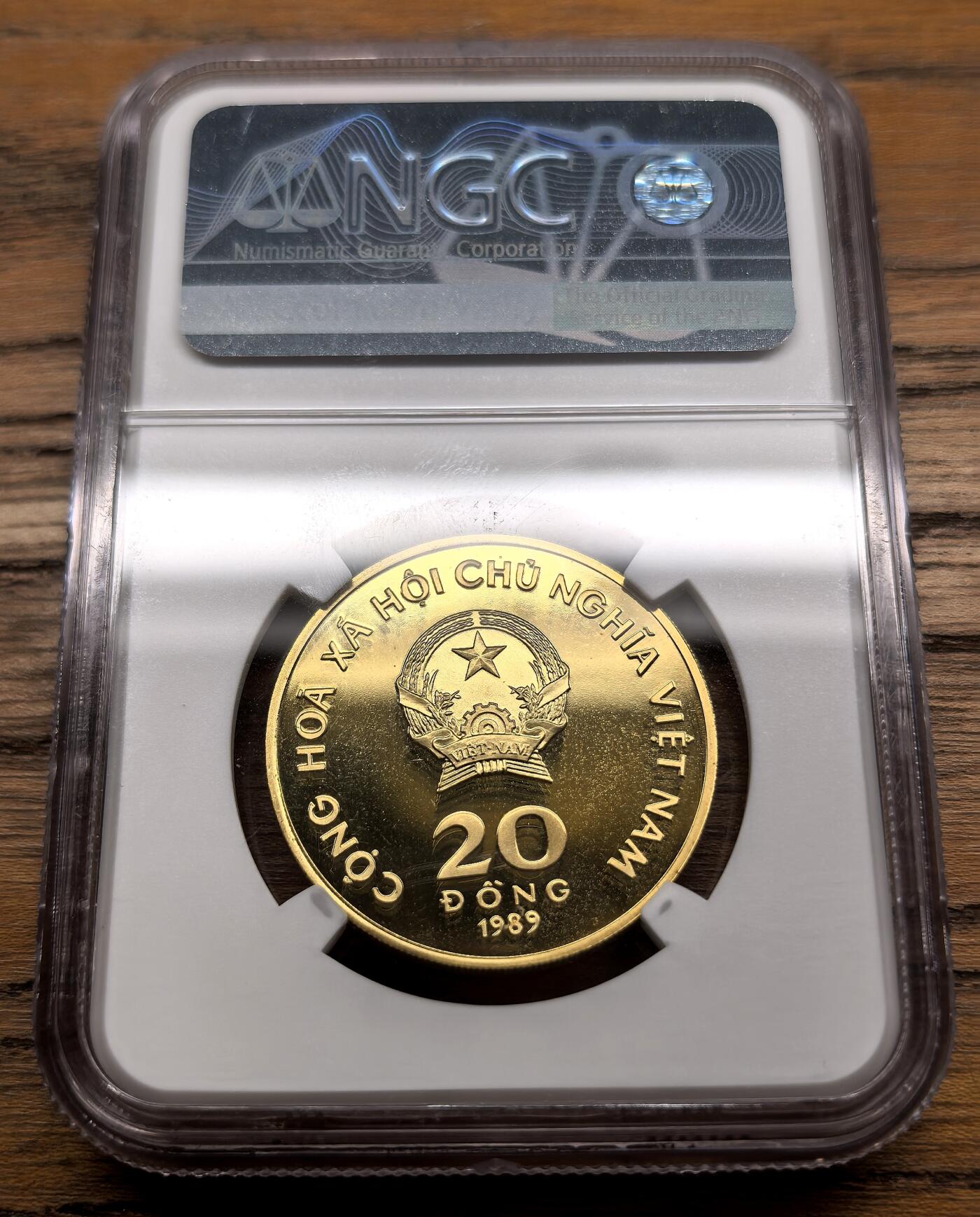 凡希社世界钱币微拍第三百零七期 1989越南胡志明20Dong铜币NGC-PF69UC，全套总筋，顶级品相，这个品种因为包装原因，没有雾化变色的极为罕见，真正的压箱底品质，绝对让人惊艳的一枚！（视频参考）