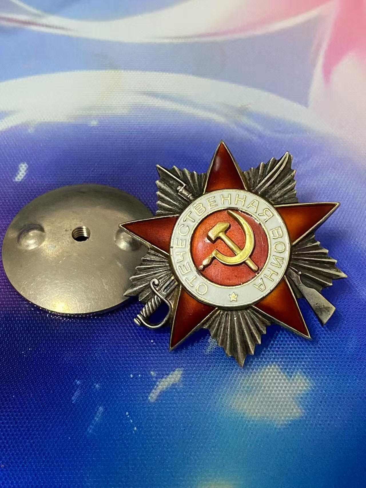 苏联勋章奖章7月18日晚上九点结束在麦稀奇 找不到的加我qq或者微信都是184277308备注苏章拍卖。最好加微信群每次都会通知还有提前可以一口价的 最近会持续拍卖一些东西。 苏联二级为国勋章 687676 好品无磕碰 轻微佩戴 Дедюкин Николай Павлович 1008步兵团机枪排指挥员 阻止敌军渗透 获得  故事不错