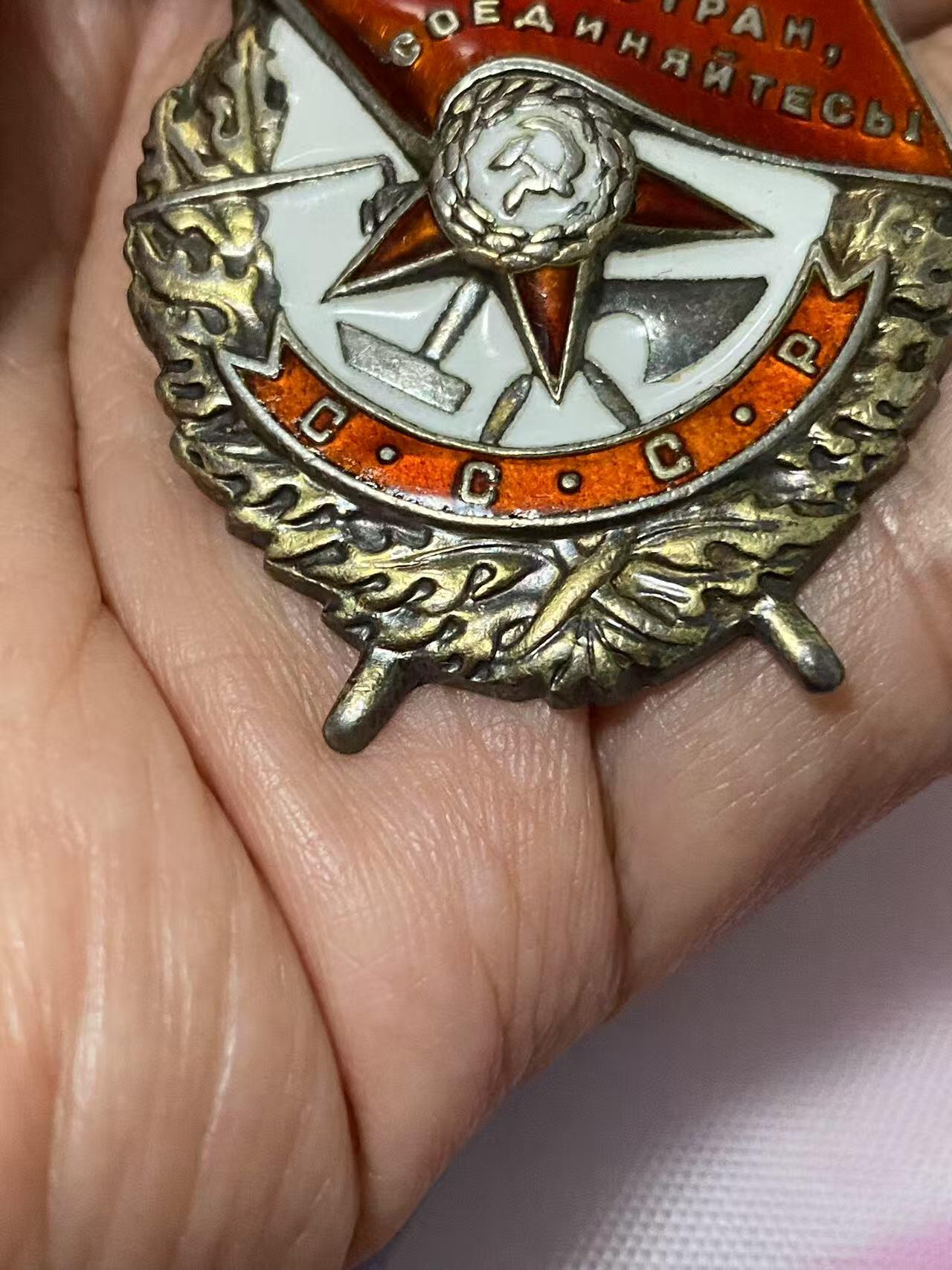 苏联勋章奖章7月18日晚上九点结束在麦稀奇 找不到的加我qq或者微信都是184277308备注苏章拍卖。最好加微信群每次都会通知还有提前可以一口价的 最近会持续拍卖一些东西。 苏联红旗勋章 256465 好品无磕碰 原环未开 白钢挂 底部珐琅底边缘 轻微小瑕疵  查不到档案 不是国芳布序列 应该是内物部或其他单位颁发。有渠道的可以再查查。