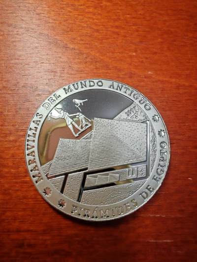 长老汇蛇年精选第二十场拍卖  1997古巴世界奇迹系列之古埃及金字塔10比索精制银币，原水晶盒，少见!