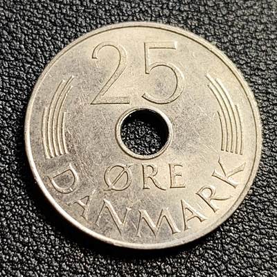 泉币菌-第51场-各国散币场 - 丹麦1974年25欧尔中孔镍币 玛格丽特二世花押 