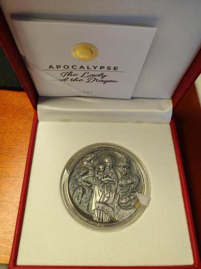 长老汇蛇年精选第二十场拍卖 2021喀麦隆女士和龙3000法郎3盎司仿古高浮雕部分镀金银币，999银，500枚，盒证全