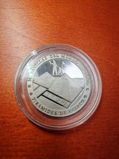 长老汇蛇年精选第二十场拍卖  1997古巴世界奇迹系列之古埃及金字塔10比索精制银币，原水晶盒，少见!