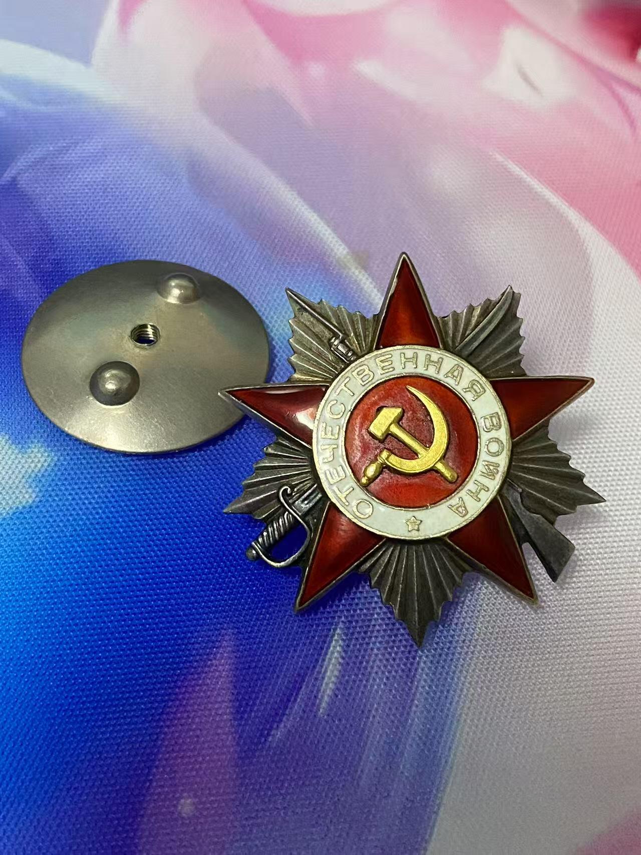 苏联勋章奖章7月18日晚上九点结束在麦稀奇 找不到的加我qq或者微信都是184277308备注苏章拍卖。最好加微信群每次都会通知还有提前可以一口价的 最近会持续拍卖一些东西。 苏联二战二级为国勋章 99096 早期五位数 上校 空军航空师 作战-侦察科主任 好品无磕碰 左边角有个轻微不可见的小瑕疵  Борейко Викентий Григорьевич在别尔哥罗德战役后我师在空军第2集团军编成内不断参加战斗，在此期间进行了6200次出击，在空战中击落385架敌机，同时自身损失了45名飞行员和53架飞机。提请一级 授予二级。