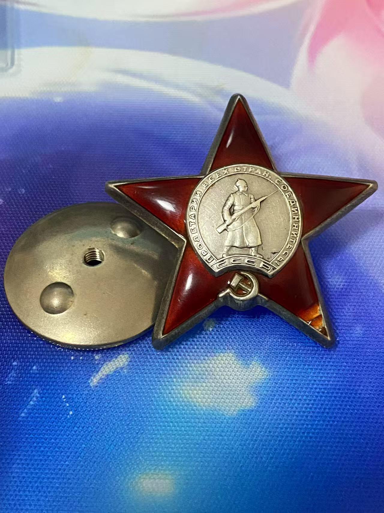 苏联勋章奖章7月18日晚上九点结束在麦稀奇 找不到的加我qq或者微信都是184277308备注苏章拍卖。最好加微信群每次都会通知还有提前可以一口价的 最近会持续拍卖一些东西。 苏联二战红星勋章 703450 T34坦克车长 碾压敌人获得 早期六位数 右下角有磕碰 Глущенко Павел Иванович 红旗兹纳缅卡坦克旅2营T-34坦克车长44.8.24，在叶普列尼村的战斗中，他第一批突入村东郊。他的坦克摧毁和用履带碾压了2门反坦克炮、4挺机枪、20辆运载军事物资的马车和约25名希特勒分子，并缴获了司令部车。他的坦克第一批抵达普鲁特河。战绩非常好！
