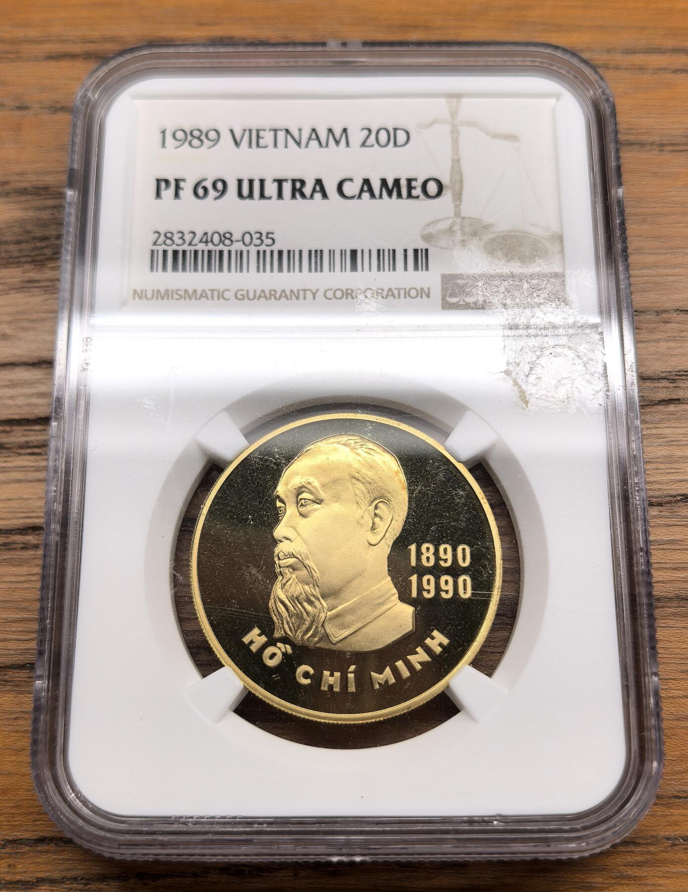 凡希社世界钱币微拍第三百零七期 1989越南胡志明20Dong铜币NGC-PF69UC，全套总筋，顶级品相，这个品种因为包装原因，没有雾化变色的极为罕见，真正的压箱底品质，绝对让人惊艳的一枚！（视频参考）