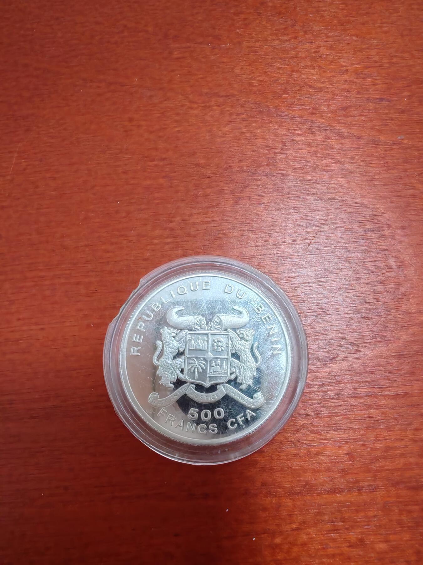 长老汇蛇年精选第二十场拍卖  2002贝宁1欧元发行500法郎精制银币，币中币，盒子是好的，这是另外一枚，懒得再拍照了