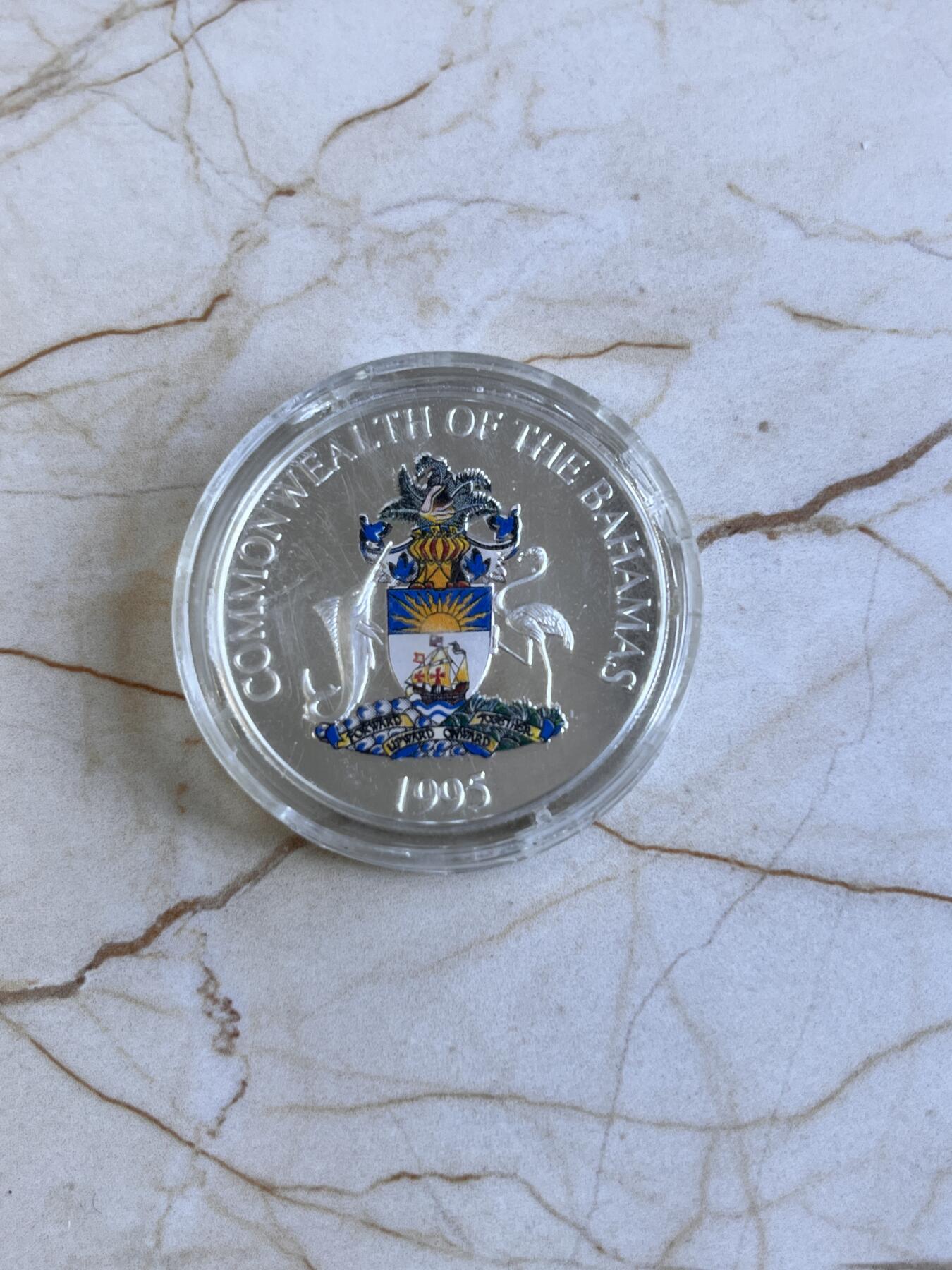 第166期拍卖【长期征集拍品】 巴哈马1995年大鹦鹉双面彩色纪念银币原价580元，9999银，发行量10000枚，有白斑，塑料盒有破