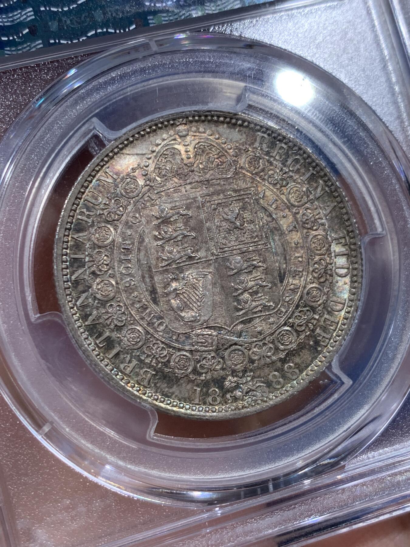 《竞宝斋》第400场 周日，周一，周二，3场连拍 （全场包邮） PCGS MS63 英国 1888年 维多利亚半克朗 银币 双面五彩包浆，底板转光状态极佳