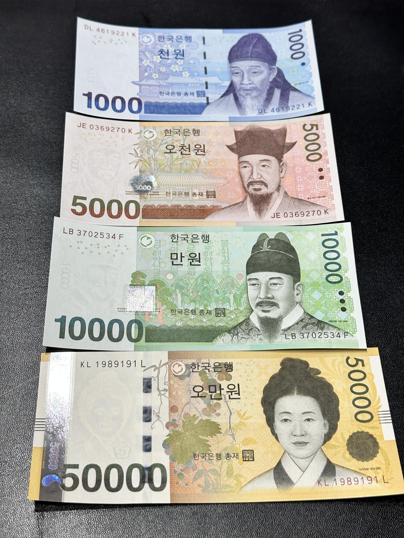 《外钞收藏家》第五百四十六期（本期有精品银币、以及稀少裸币和热门评级币）（本平台长期征集拍品、欢迎藏友们联系合作）