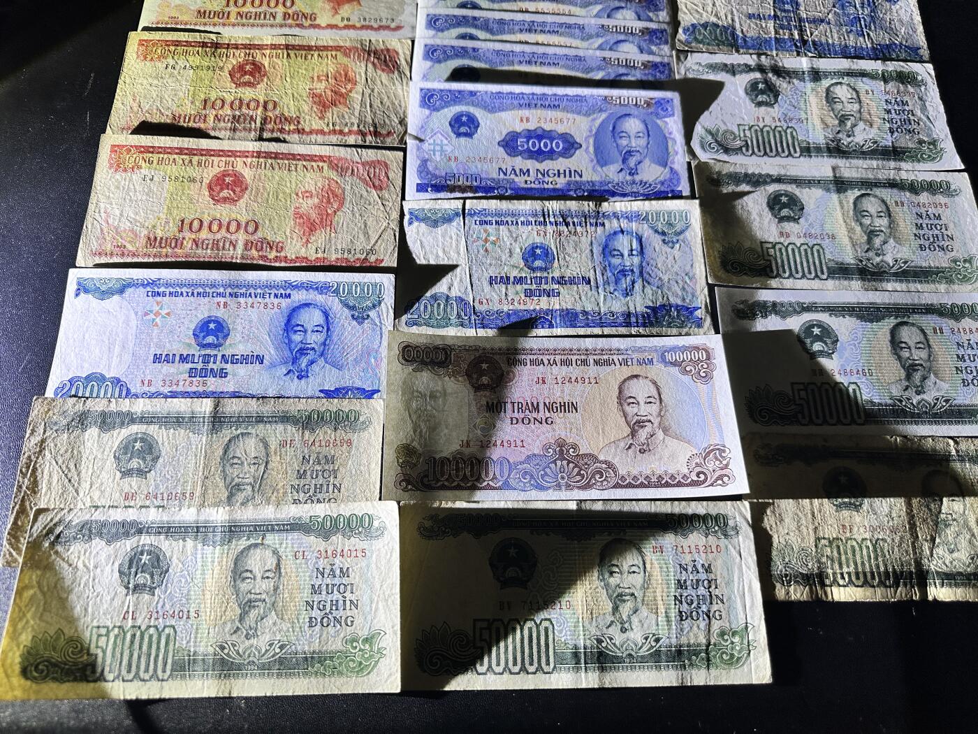 《外钞收藏家》第五百四十六期（本期有精品银币、以及稀少裸币和热门评级币）（本平台长期征集拍品、欢迎藏友们联系合作） 90年代越南盾24张一起 非全新 品相如图