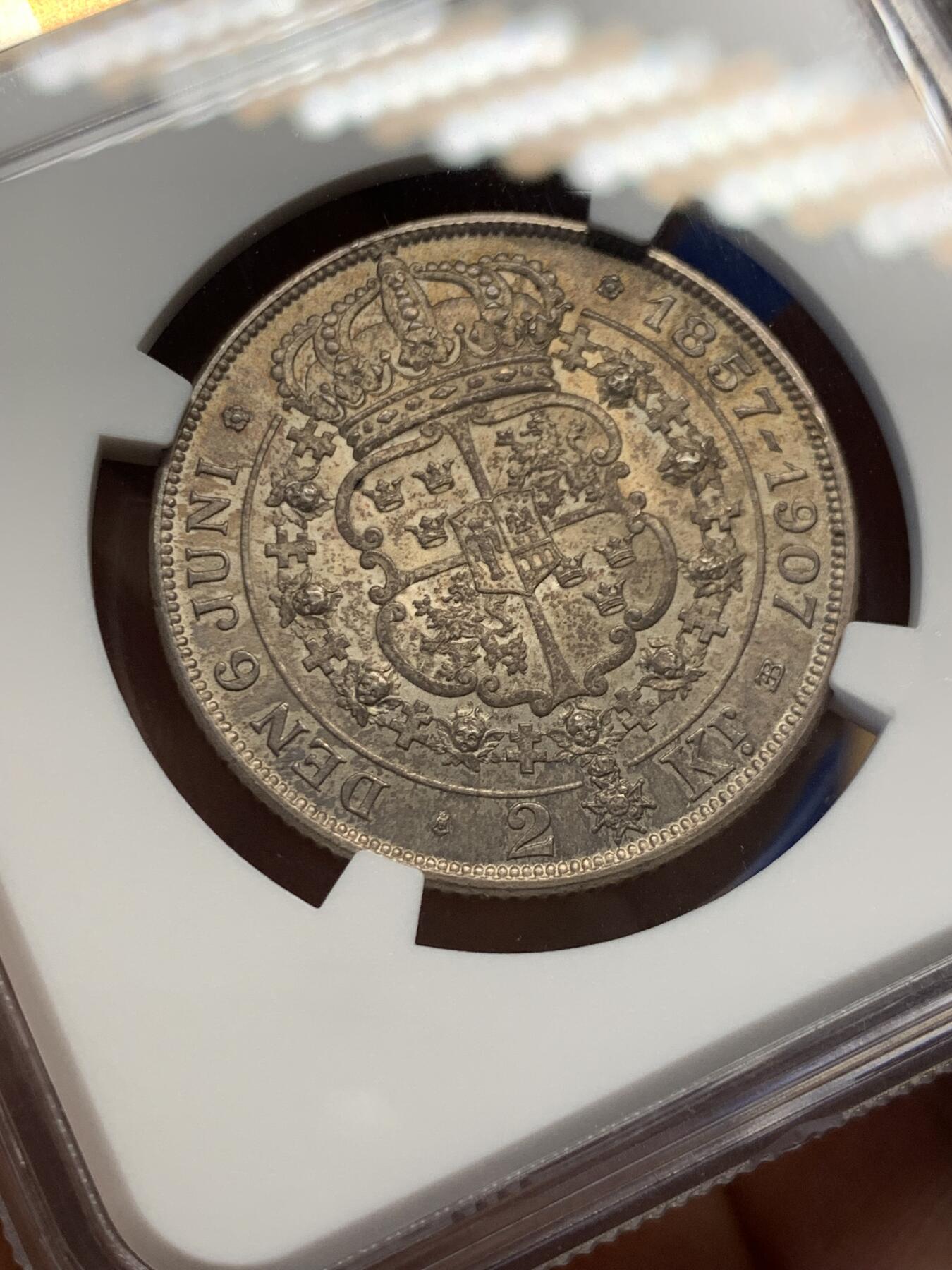 《竞宝斋》第400场 周日，周一，周二，3场连拍 （全场包邮） NGC MS64 瑞典王国1907年奥斯卡二世与索菲亚王后金婚纪念2克朗银币，原汁原味老包浆，包浆醇厚浓郁，酱彩锋利感十足