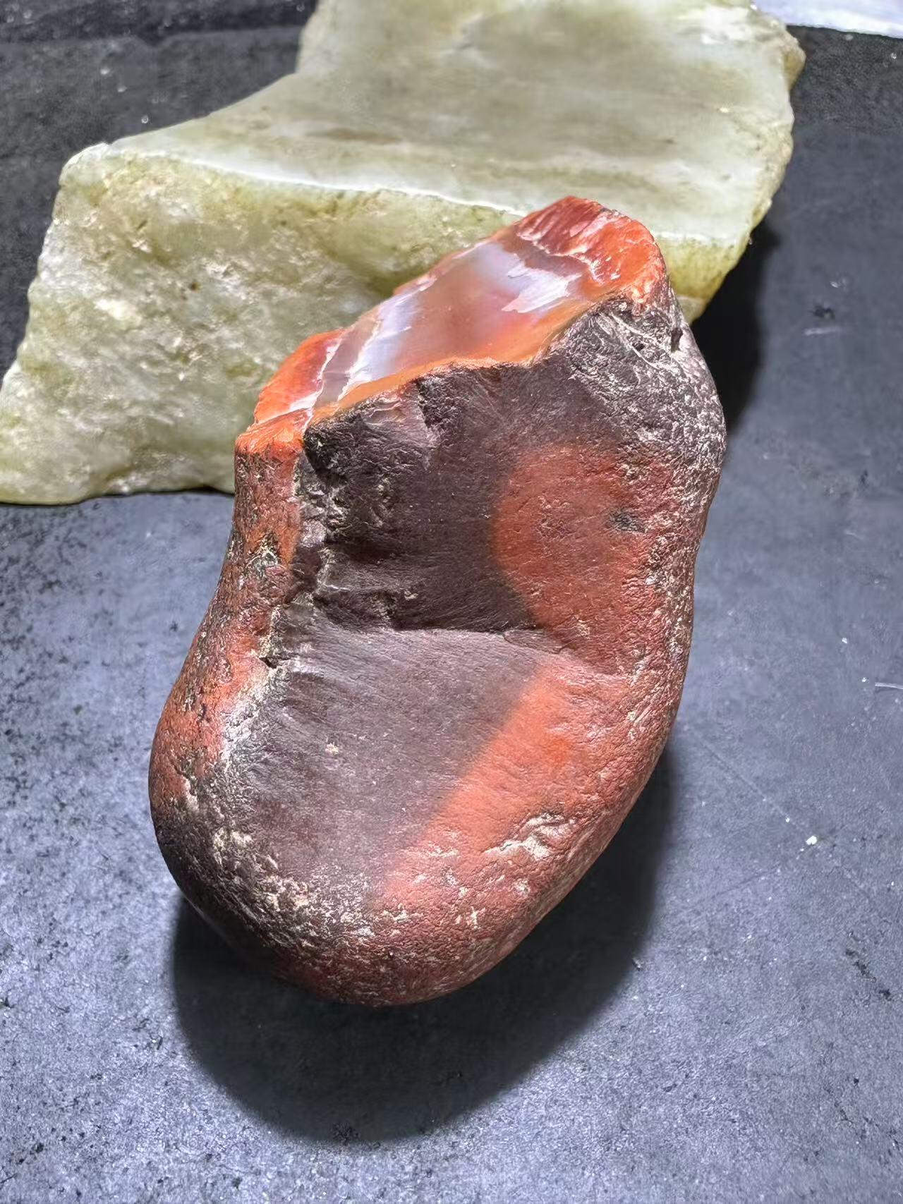 精美柿子红皮开窗料红白双色南红玛瑙原石一颗