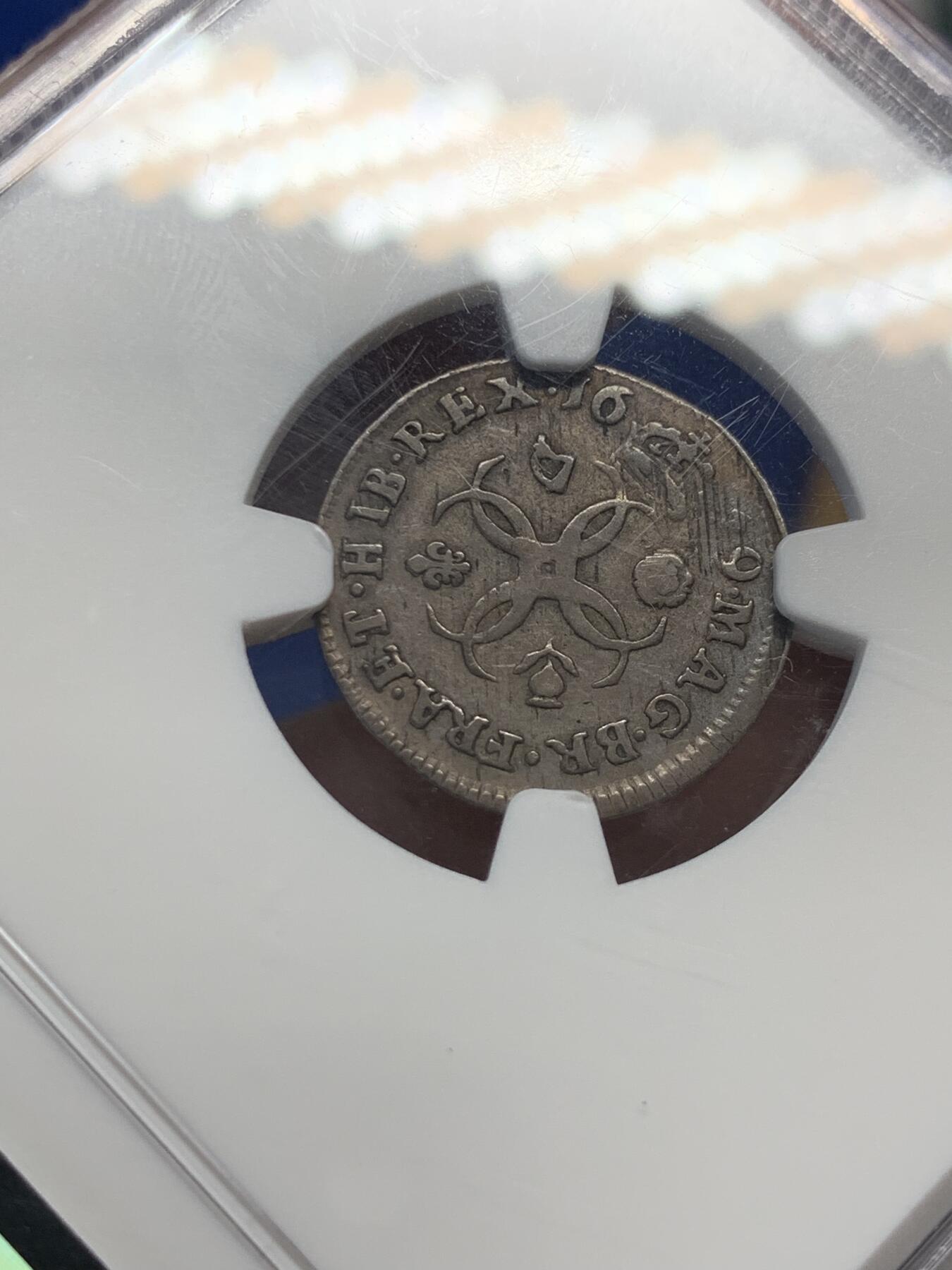 《竞宝斋》第400场 周日，周一，周二，3场连拍 （全场包邮） NGC VF35 英格兰1679年4便士濯足币 铜质深沉，包浆自然，图案纹饰虽历时磨蚀，却仍透出古朴庄重之感。历史的厚重感与工艺的质朴美在此交织，弥足珍贵