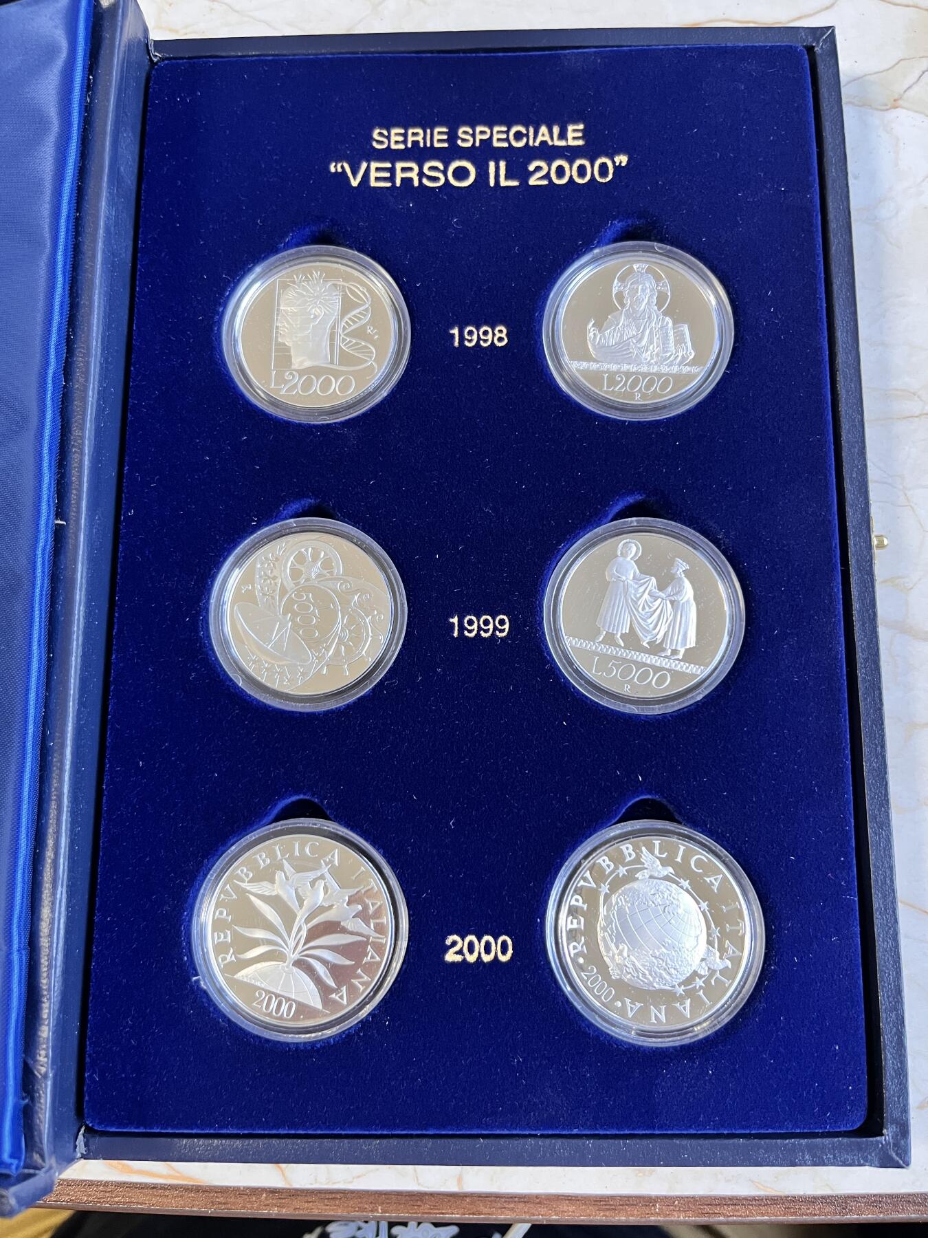 第166期拍卖【长期征集拍品】 获奖意大利1998-2000年迈向新世纪精制银币6枚全套，1999年5000里拉的那枚获得克劳斯最佳艺术币和年度最佳硬币两项大奖！835银，16克*6