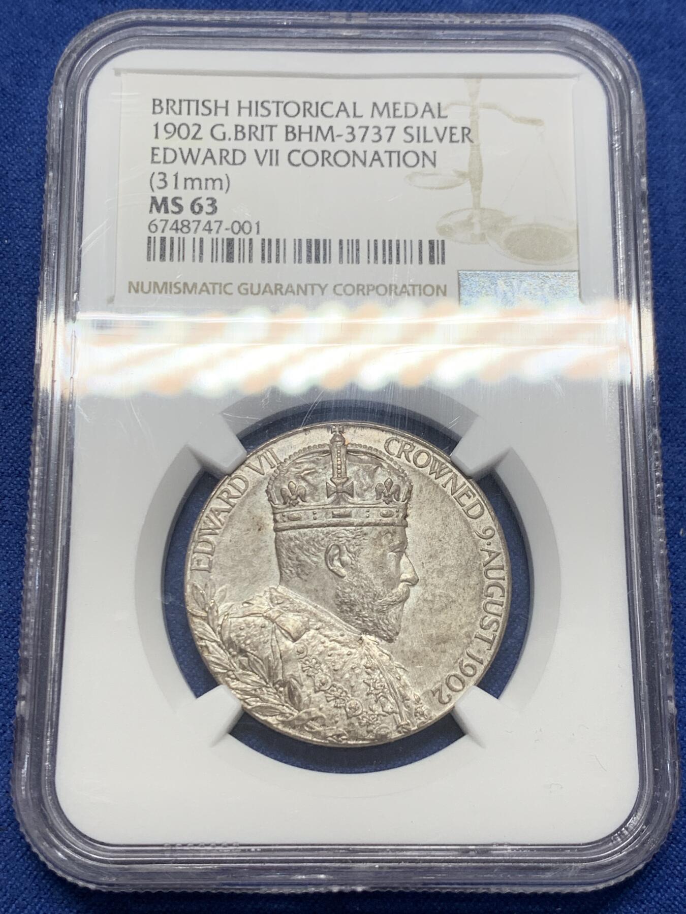 《竞宝斋》第400场 周日，周一，周二，3场连拍 （全场包邮） NGC MS63 英国1902年爱德华七世登基银章 BHM-3737 银光璀璨，铸工厚重，正面为爱德华七世半身像，背面雕饰精美，细节锐利，保存状态优异。铭记王权更迭的历史时刻，百年英伦气息凝于章面，尽显帝国时代的庄严与典雅