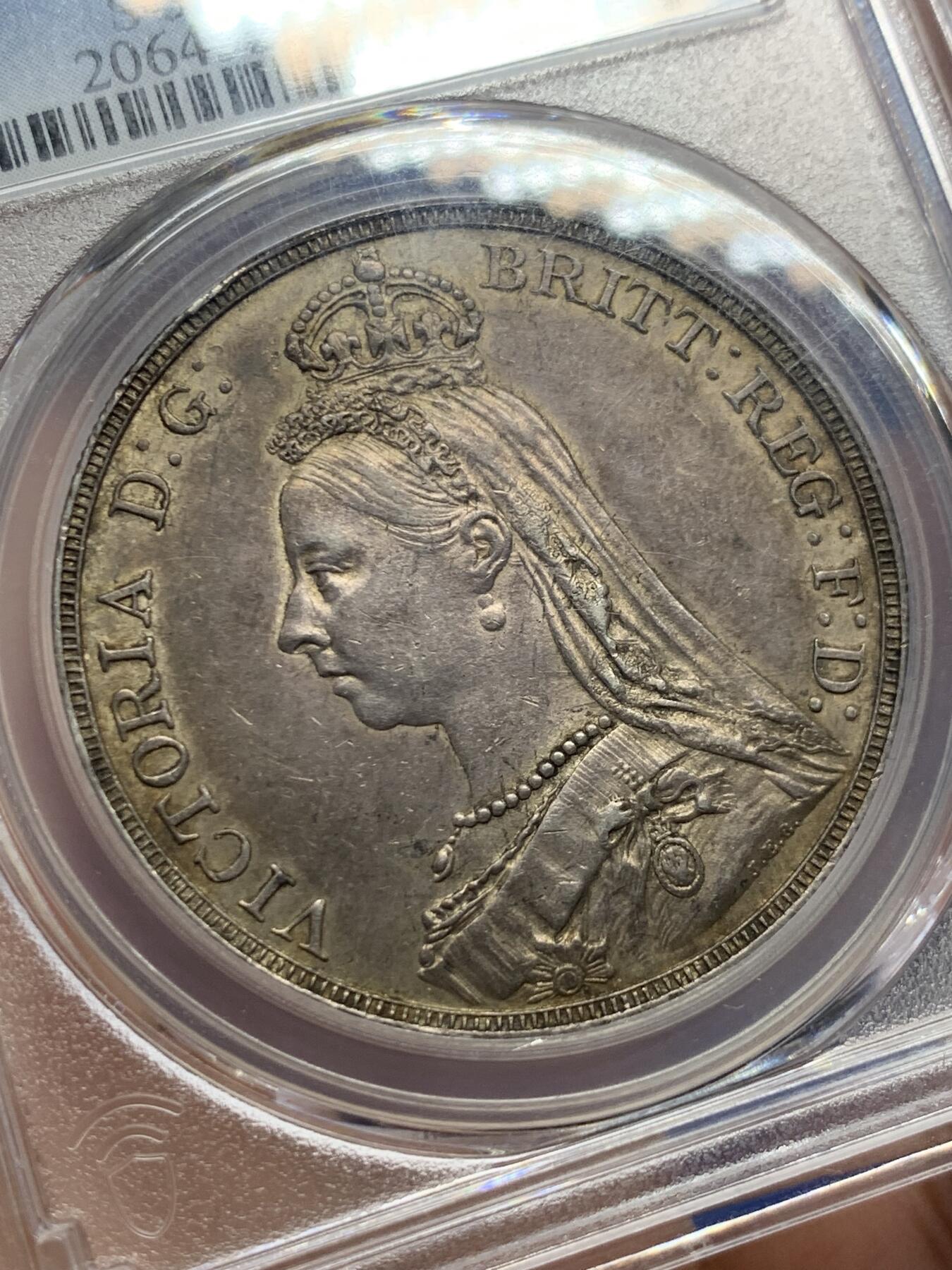 《竞宝斋》第400场 周日，周一，周二，3场连拍 （全场包邮） PCGS AU58 英国 1888年 马剑1克朗 银币 双面金色包浆，底板状态优秀