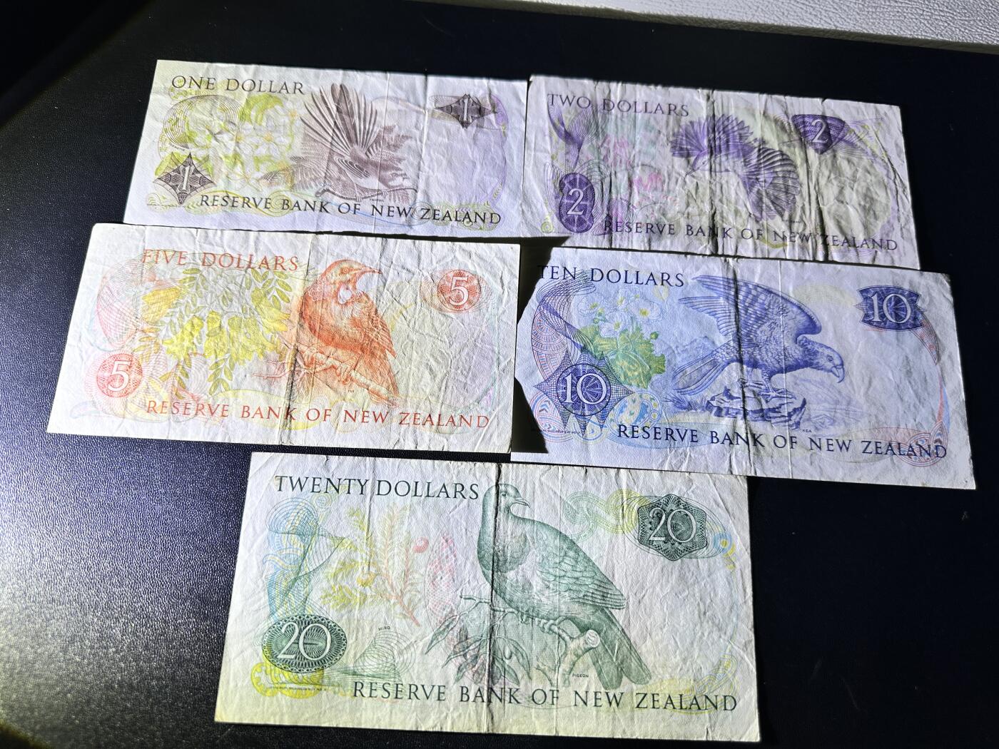 《外钞收藏家》第五百四十六期（本期有精品银币、以及稀少裸币和热门评级币）（本平台长期征集拍品、欢迎藏友们联系合作） 新西兰女王纸币版1-20元 五张一起 非全新 品相如图